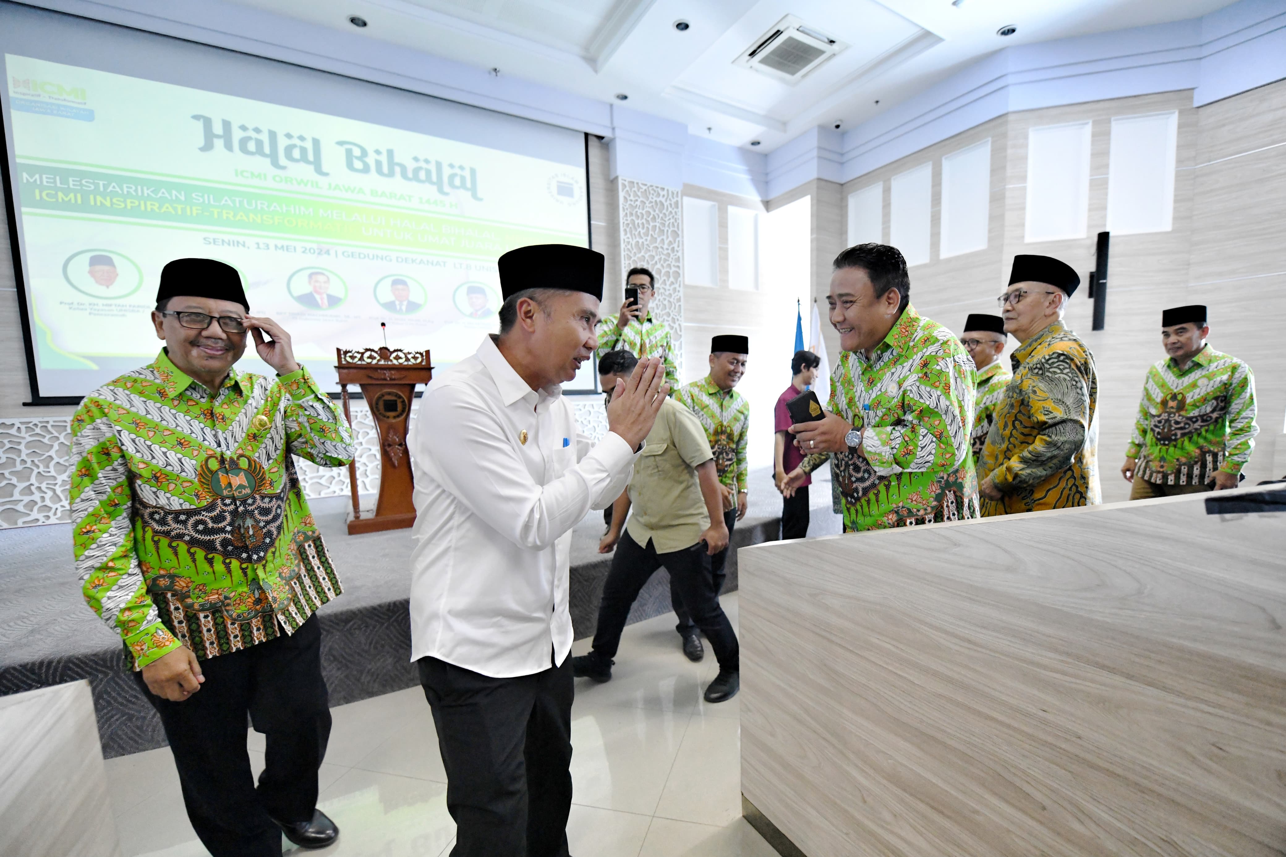 Penjabat Gubernur Jawa Barat Bey Machmudin bersama para pengurus ICMI Jawa Barat