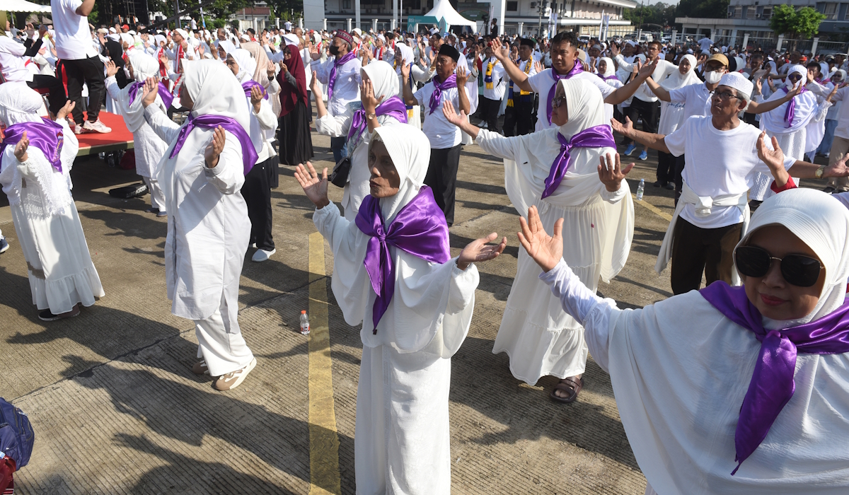 Sejumlah jamaah calon haji mengikuti senam haji di Asrama Haji Pondok Gede 