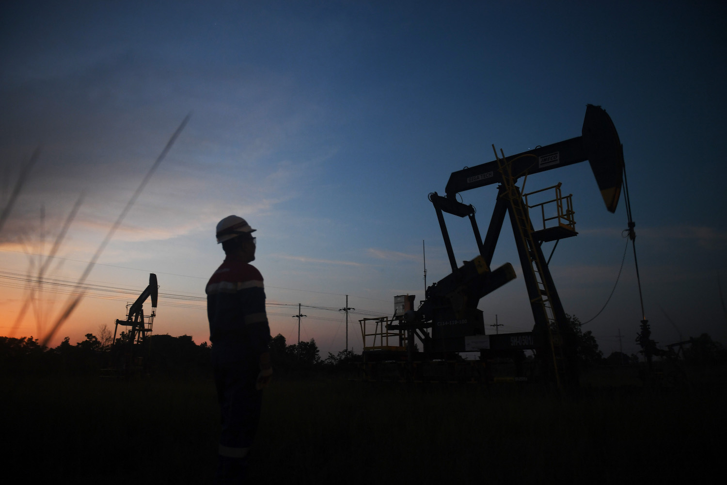 Pekerja melakukan pengecekan pompa angguk yang beroperasi di Lapangan Duri,  di Blok Rokan, Riau.
