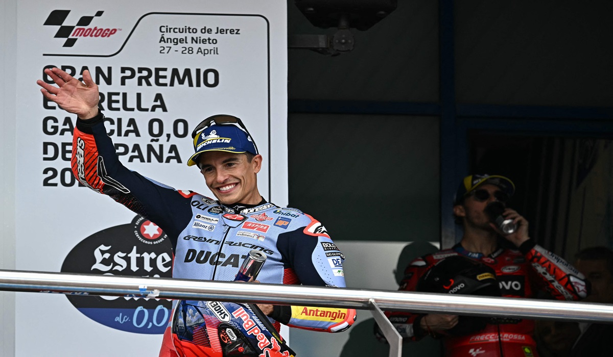 Pembalap Gresini Racing Marc Marquez di atas podium GP Spanyol.