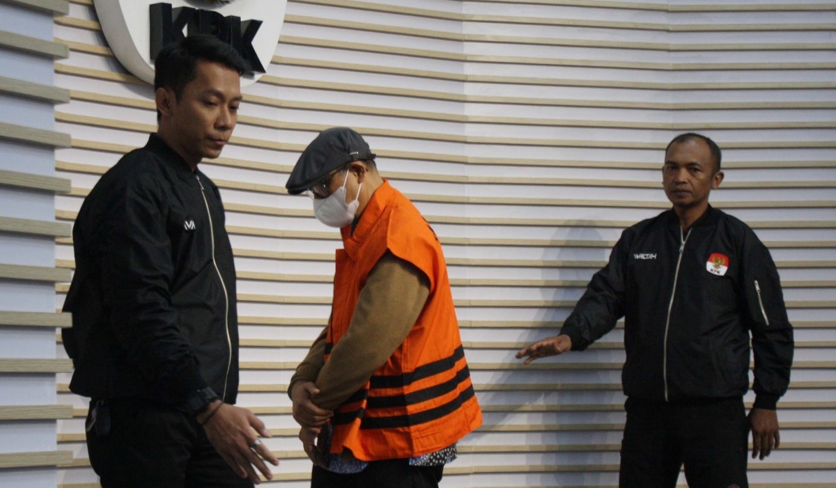 Tersangka Hakim Agung (nonaktif) Gazalba Saleh, dikawal petugas Komisi Pemberantasan Korupsi (KPK)  