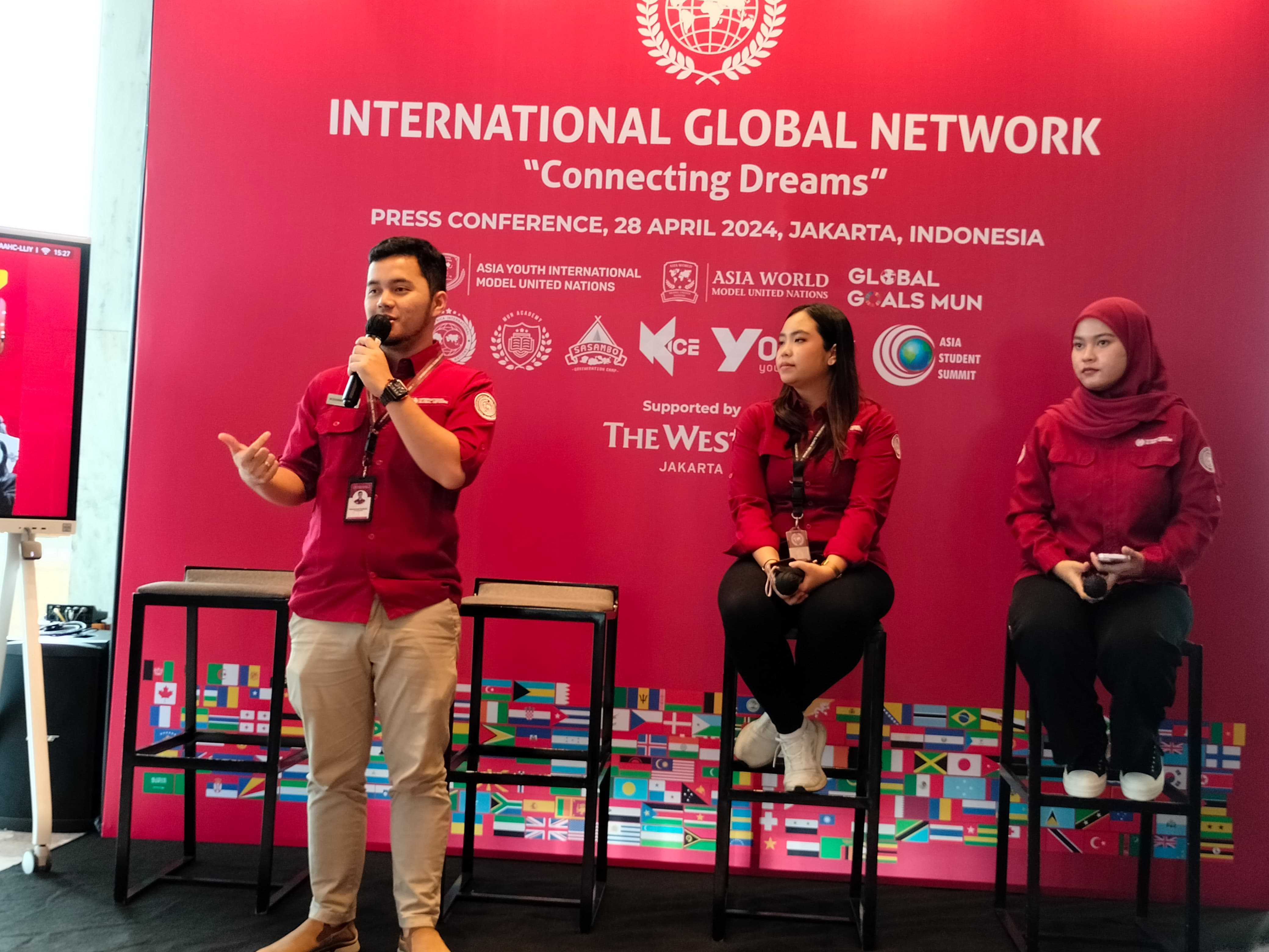 Muhammad Fahrizal, pendiri dan Chief Executive Officer (CEO) International Global Network (IGN) (depan)