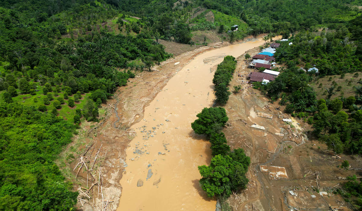 Tim SAR gabungan membuat jembatan darurat untuk evakuasi warga korban banjir Sulawesi Selatan