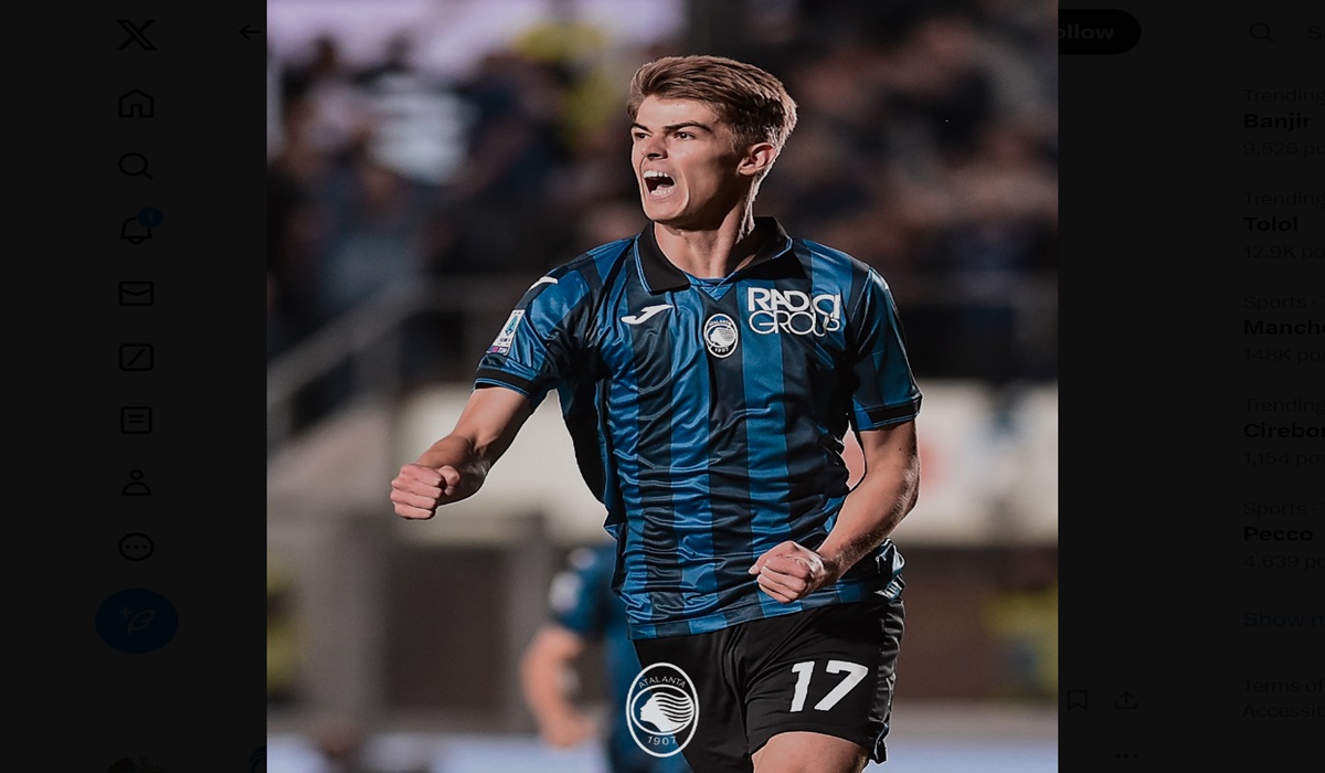 Pemain Atalanta Charles De Ketelaere melakukan selebrasi usai mencetak gol ke gawang AS Roma di laga Serie A.