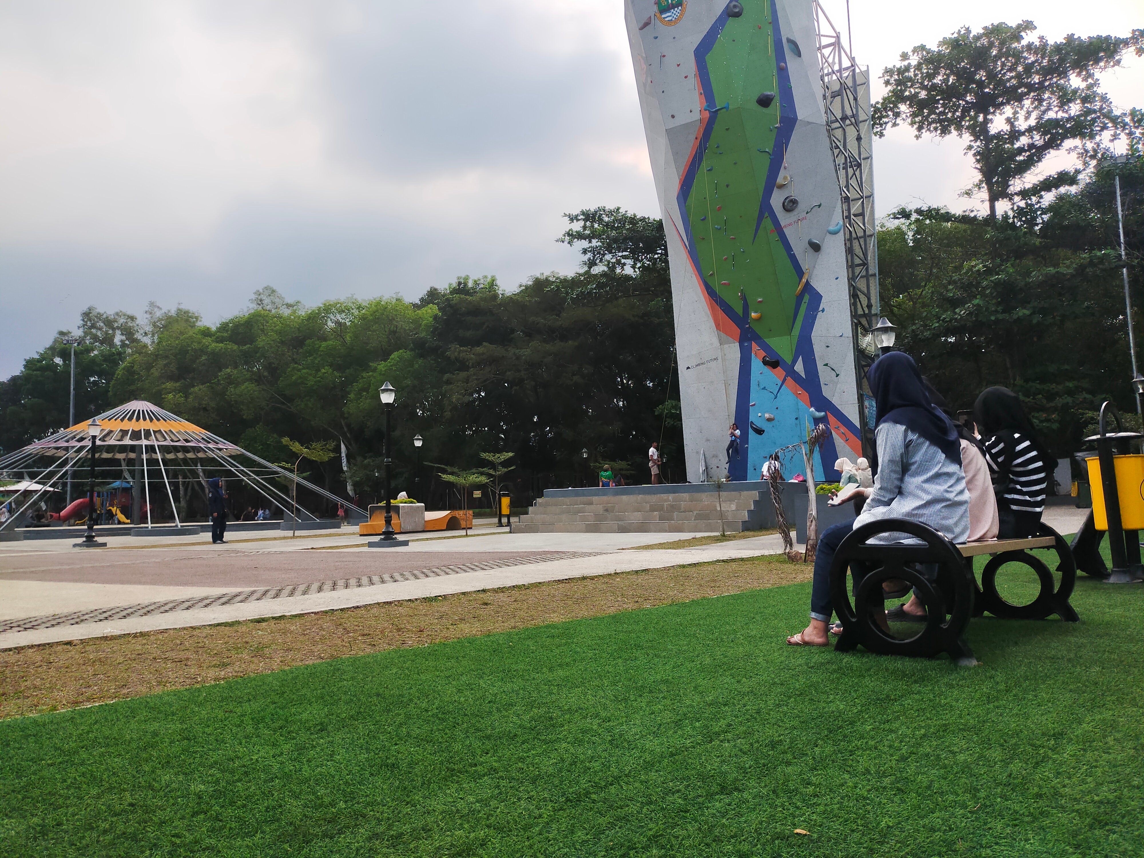 Warga menikmati ruang publik yang sudah direvitalisasi di Kota Tasikmalaya.