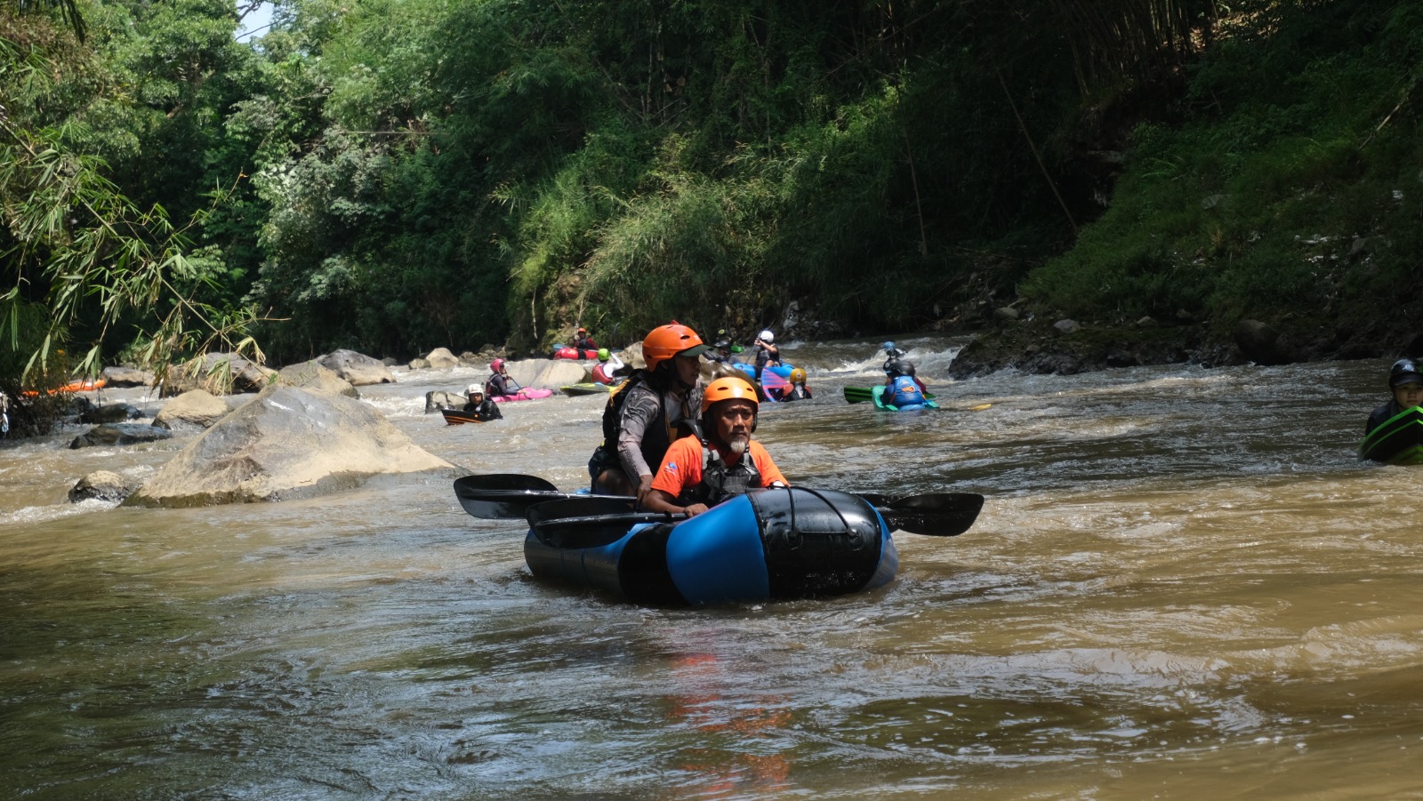 Para pegiat arung jeram beraksi di Sungai Cimanuk Garut. 