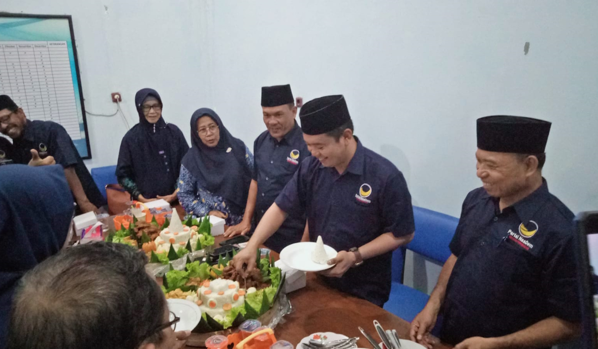 Pengurus DPD Partai Nasdem Rembang lakukan doa bersama dan syukuran saat akan berangkat mendaftarkan Bacaleg ke KPU