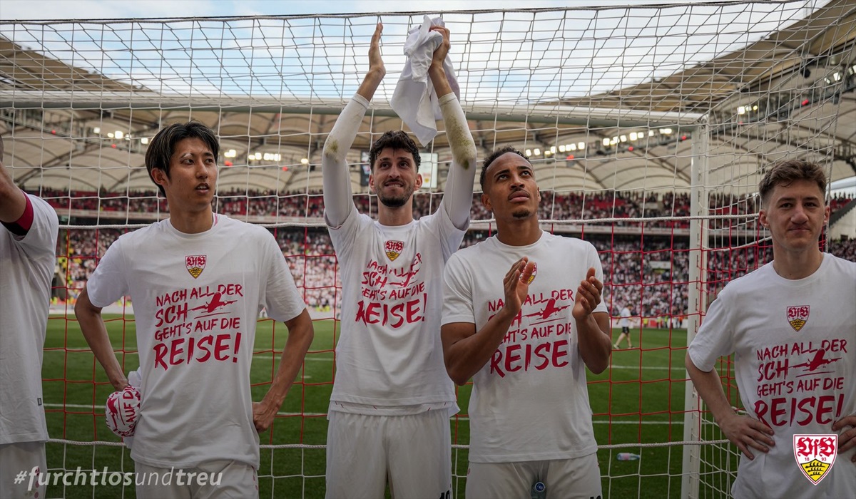 Para pemain VfB Stuttgart melakukan selebrasi usai mengalahkan Bayern Muenchen di laga Bundesliga