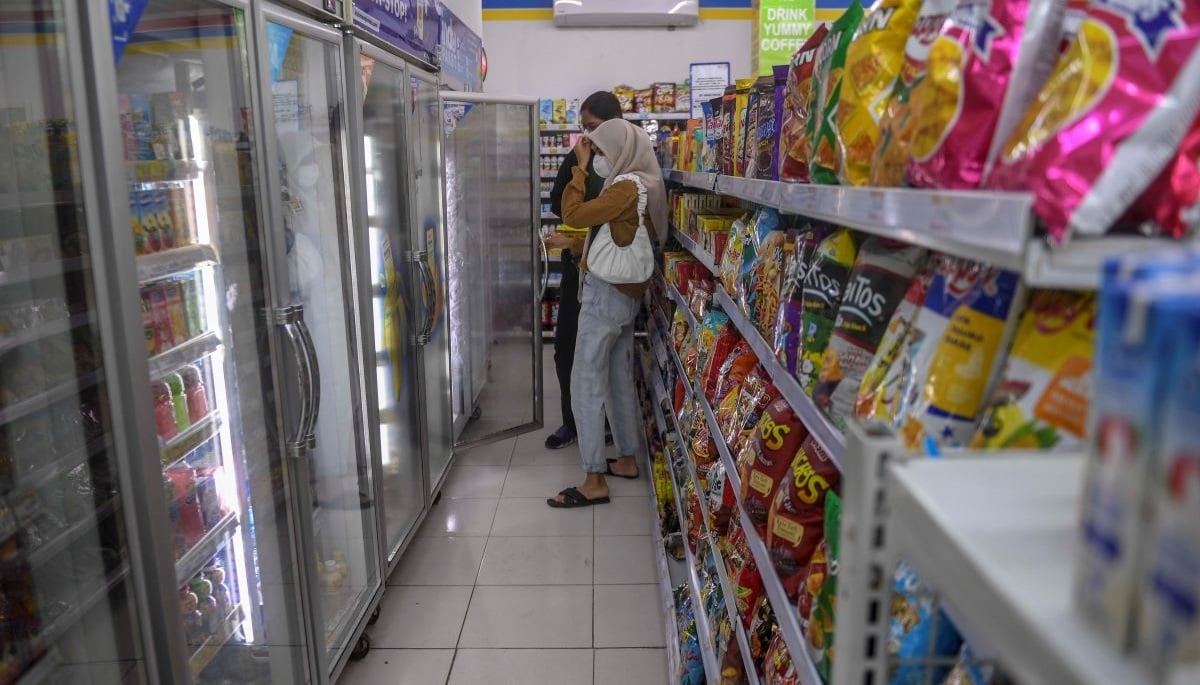 Warga berbelanja di pusat perbelanjaan retail di Jakarta (1/5/2023).