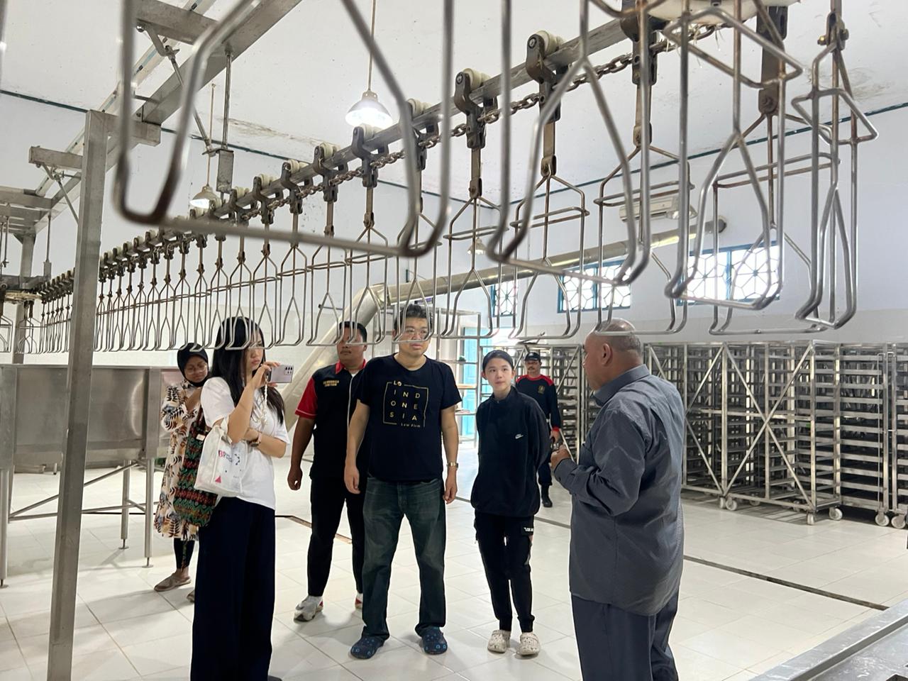 Pengacara Alvin Lim kunjungi peternakan yang dikelola Panji Gumilang