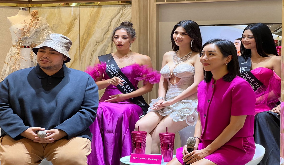 Ivan Gunawan (kiri) bersama finalis Miss Mega Bintang Indonesia