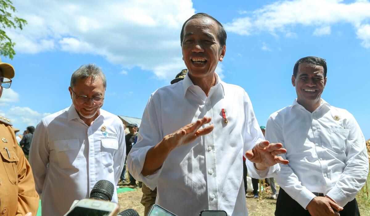 Menteri Perdagangan Zulkifli Hasan, Presiden Joko Widodo, dan Menteri Pertanian Amran Sulaiman, di Sumbawa, Kamis, 2 Mei 2024.