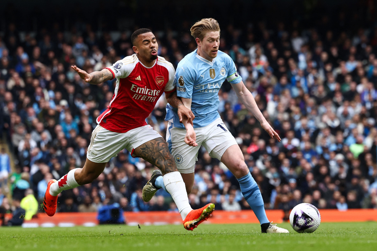Striker Arsenal asal Brasil #09 Gabriel Jesus (kiri) berebut bola dengan gelandang Manchester City Belgia #17 Kevin De Bruyne selama pertand