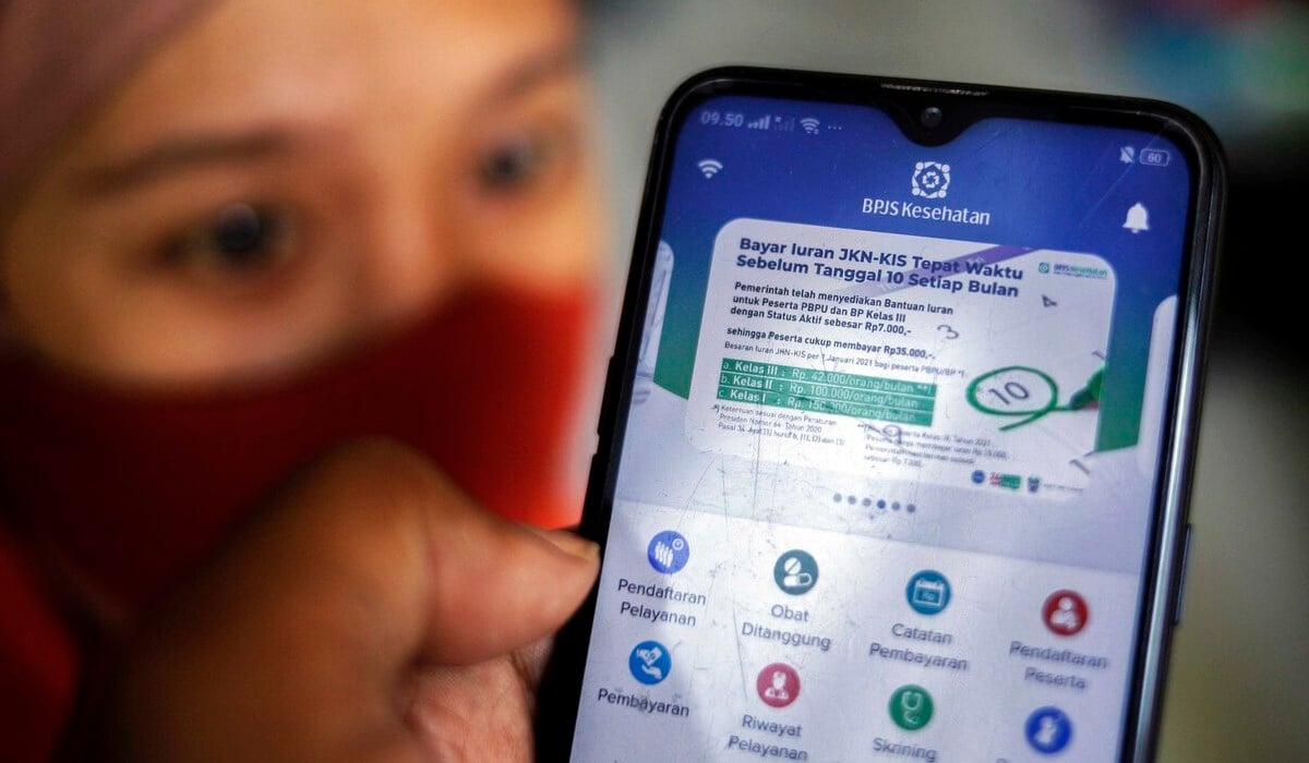 Warga mengakses aplikasi Badan Penyelenggara Jaminan Sosial (BPJS) Kesehatan.