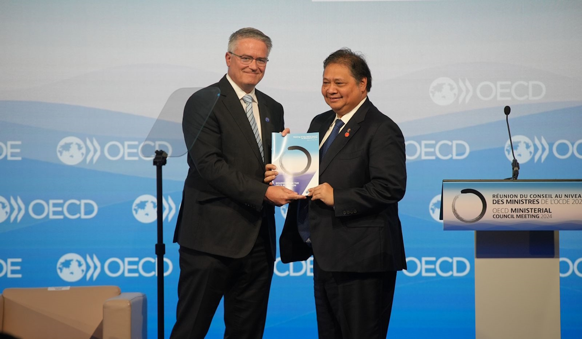 Menko Bidang Perekonomian Airlangga Hartarto mewakili Pemerintah Indonesia menerima Peta Jalan Aksesi Keanggotaan OECD Indonesia