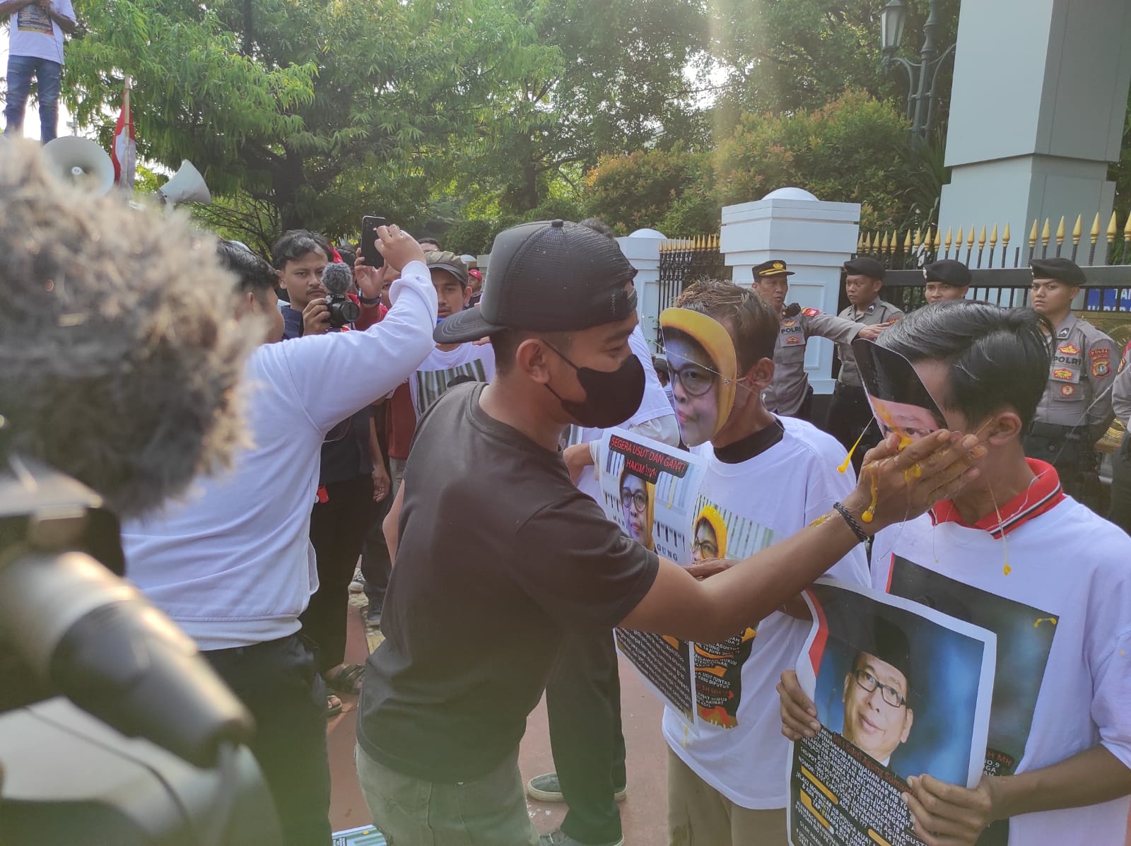 Karyawan PT Polo Ralph Lauren berdemonstrasi di Mahkamah Agung