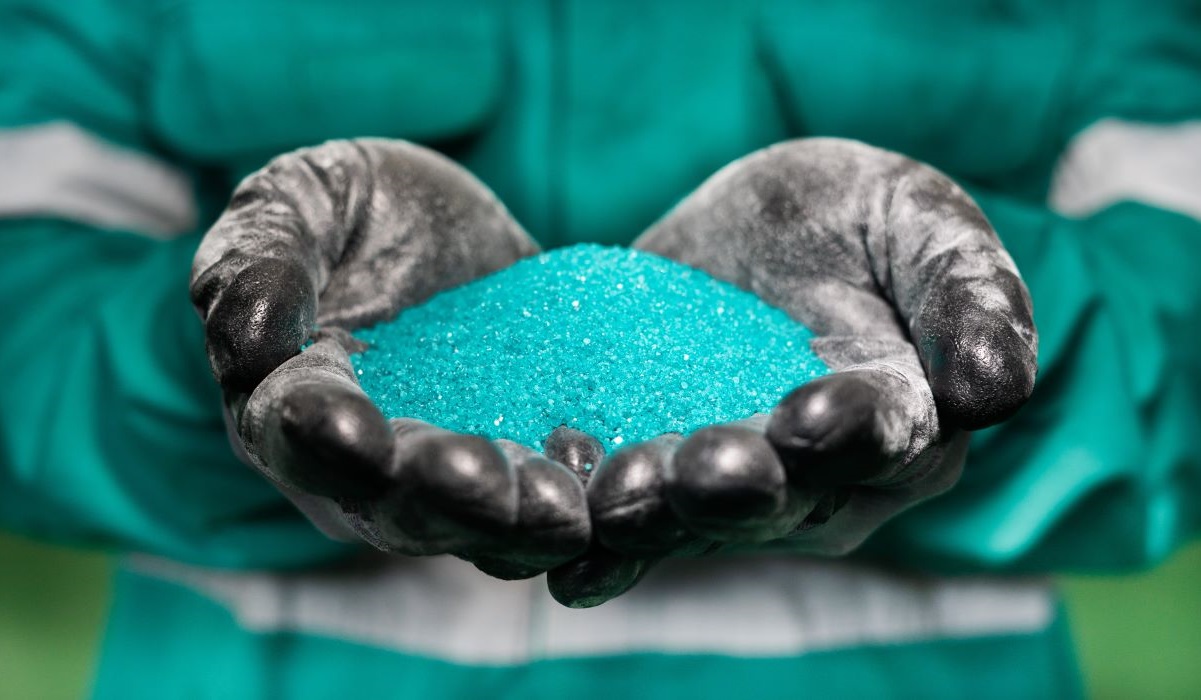 Nickel sulfat bahan utama penyusun prekusor katoda baterai kendaraan listrik produksi Harita Nickel.