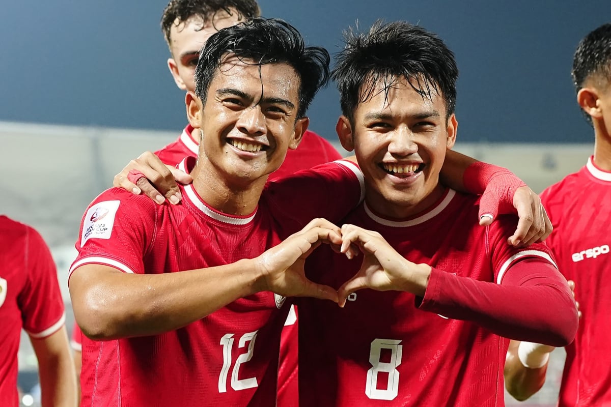 Pesepak bola Timnas Indonesia U-23 Witan Sulaeman (kanan) berselebrasi dengan rekannya Pratama Arhan (kiri) usai mencetak gol ke gawang Timn