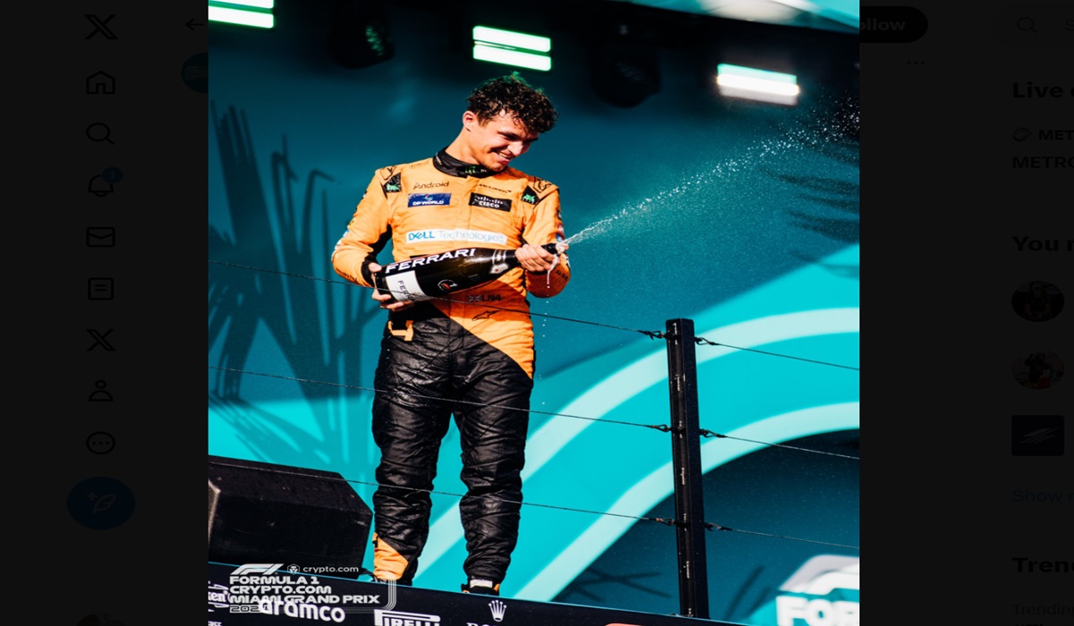 Pembalap McLaren Lando Norris melakukan selebrasi usai menjadi juara GP Miami