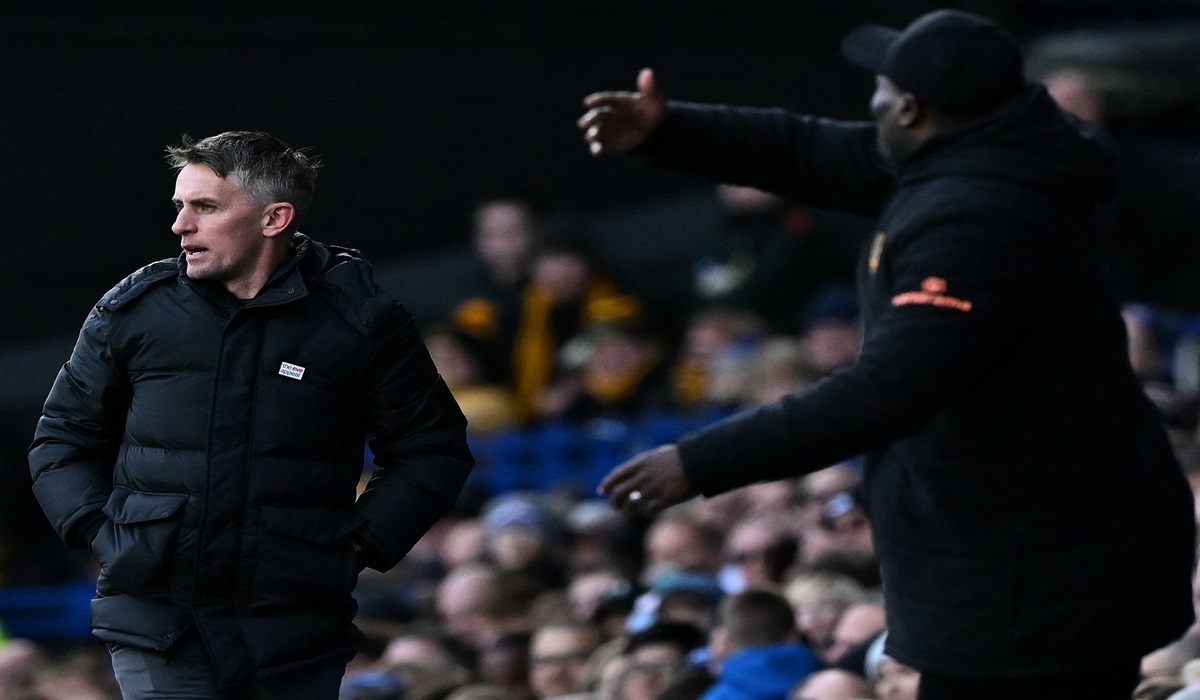 Pelatih Ipswich Town Kieran McKenna (kiri)