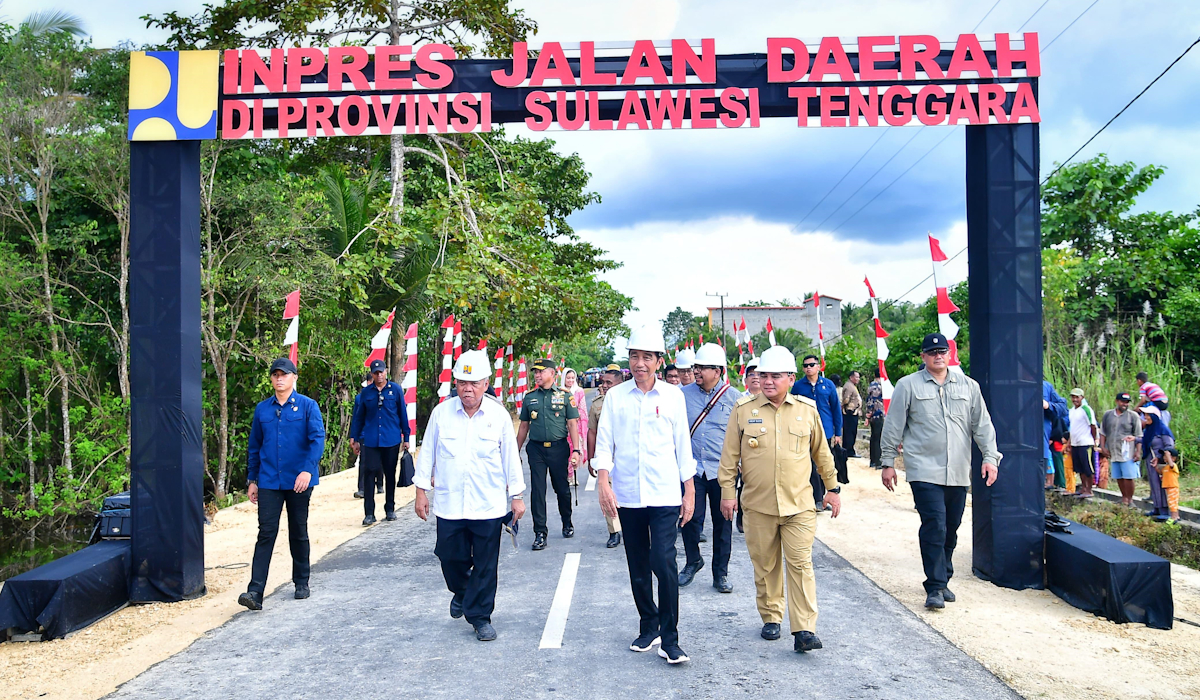 Jokowi saat peresmian pelaksanaan Instruksi Presiden (Inpres) Jalan Daerah di Kabupaten Muna Barat, Sultra.