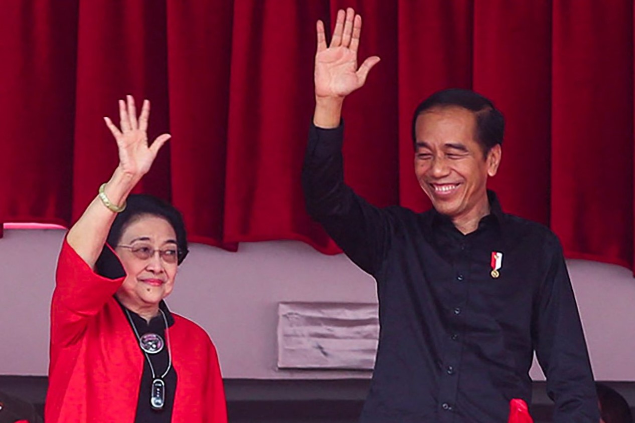 Presiden Joko Widodod dan Megawati Soekarnoputri melambaikan tangan menyapa kader PDIP.