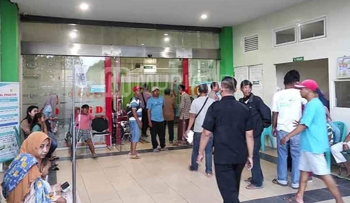 Puluhan warga kudus diduga keracunan usai mengonsumsi makanan dari hajatan dan kini tengah mendapatkan perawatan medis. 