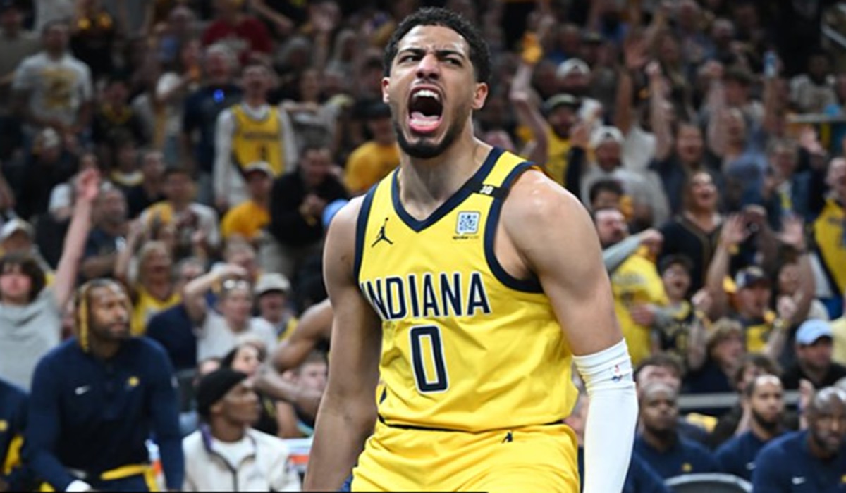 Bintang Indiana Pacers Tyrese Haliburton melakukan selebrasi usai mencetak poin di laga playoff NBA melawan New York Knicks.
