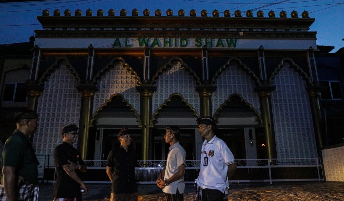 Ilustrasi: pecalang bertemu dengan salah satu pengurus Masjid Al Wahid Shaw saat melakukan patroli di lingkungan Desa Adat Jimbaran