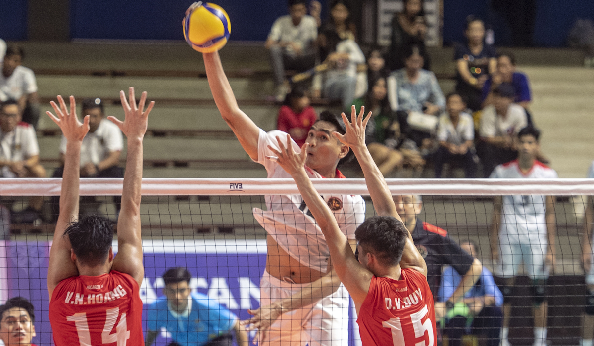 Ilustrasi: pevoli putra Indonesia Nurmulki Rivan (tengah) melakukan smes ke arah Timnas Voli putra Vietnam 