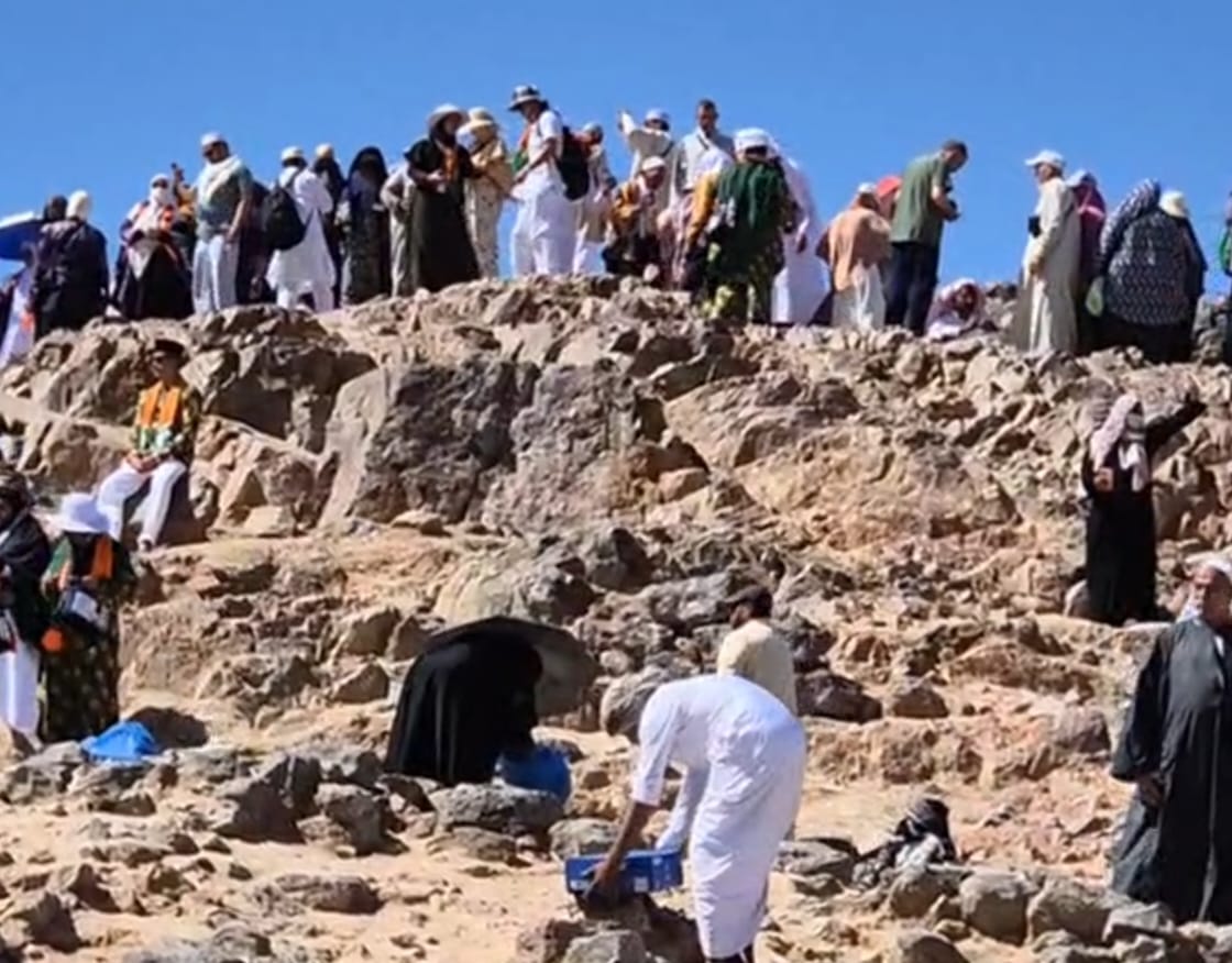 Jemaah haji berziarah ke Gunung Uhud.