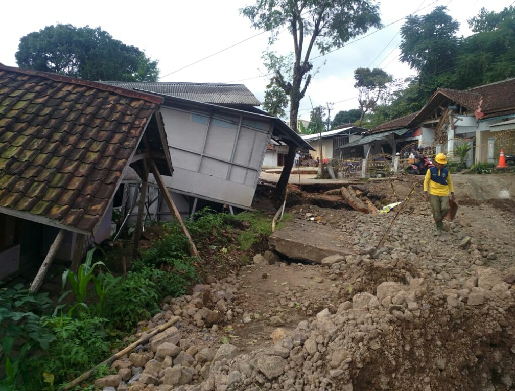 Bencana pergerakan tanah di Kecamatan Nyalindung, Kabupaten Sukabumi. 