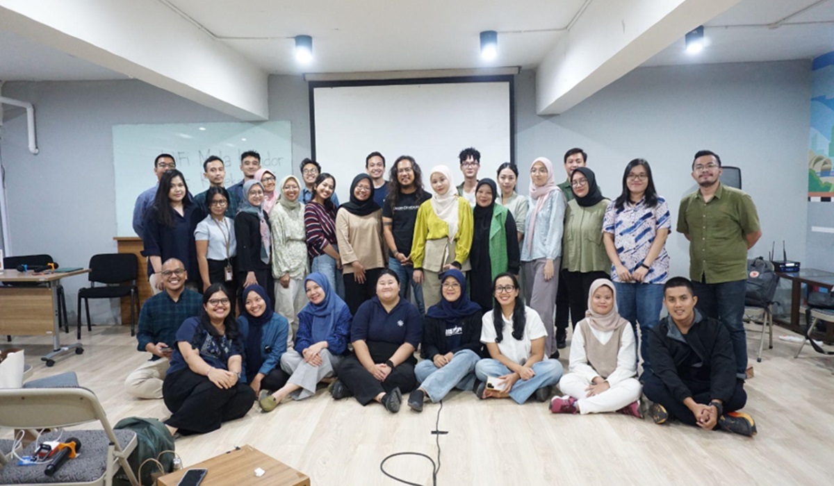 Foto bersama seluruh peserta dan pembicara #xploREtalk: Elevating Eco-Warriors as Digital Storytellers.