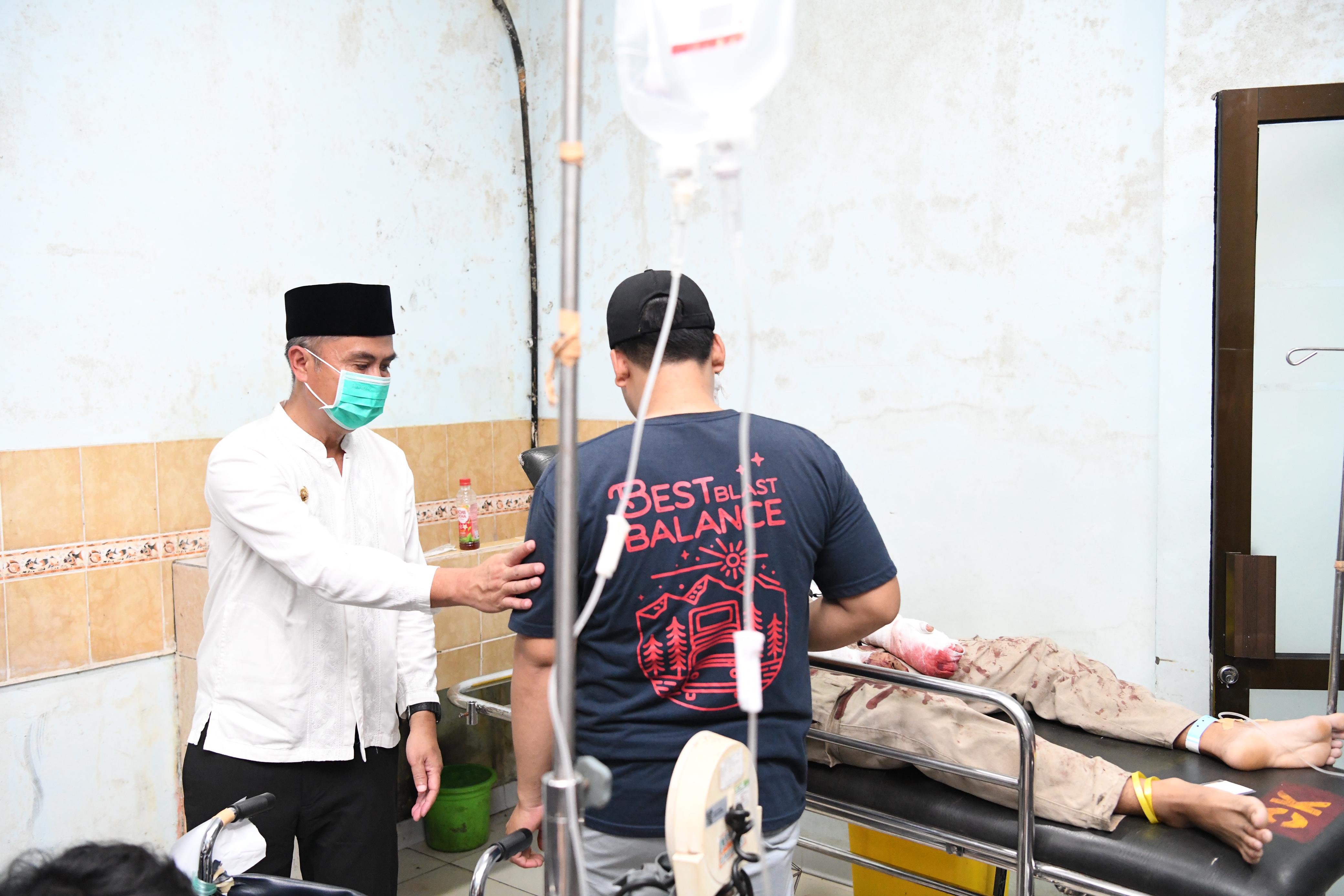 Penjabat Gubernur Jawa Barat Bey Machmudin saat mengunjungi korban kecelakaan di Ciater, Kabupaten Subang.