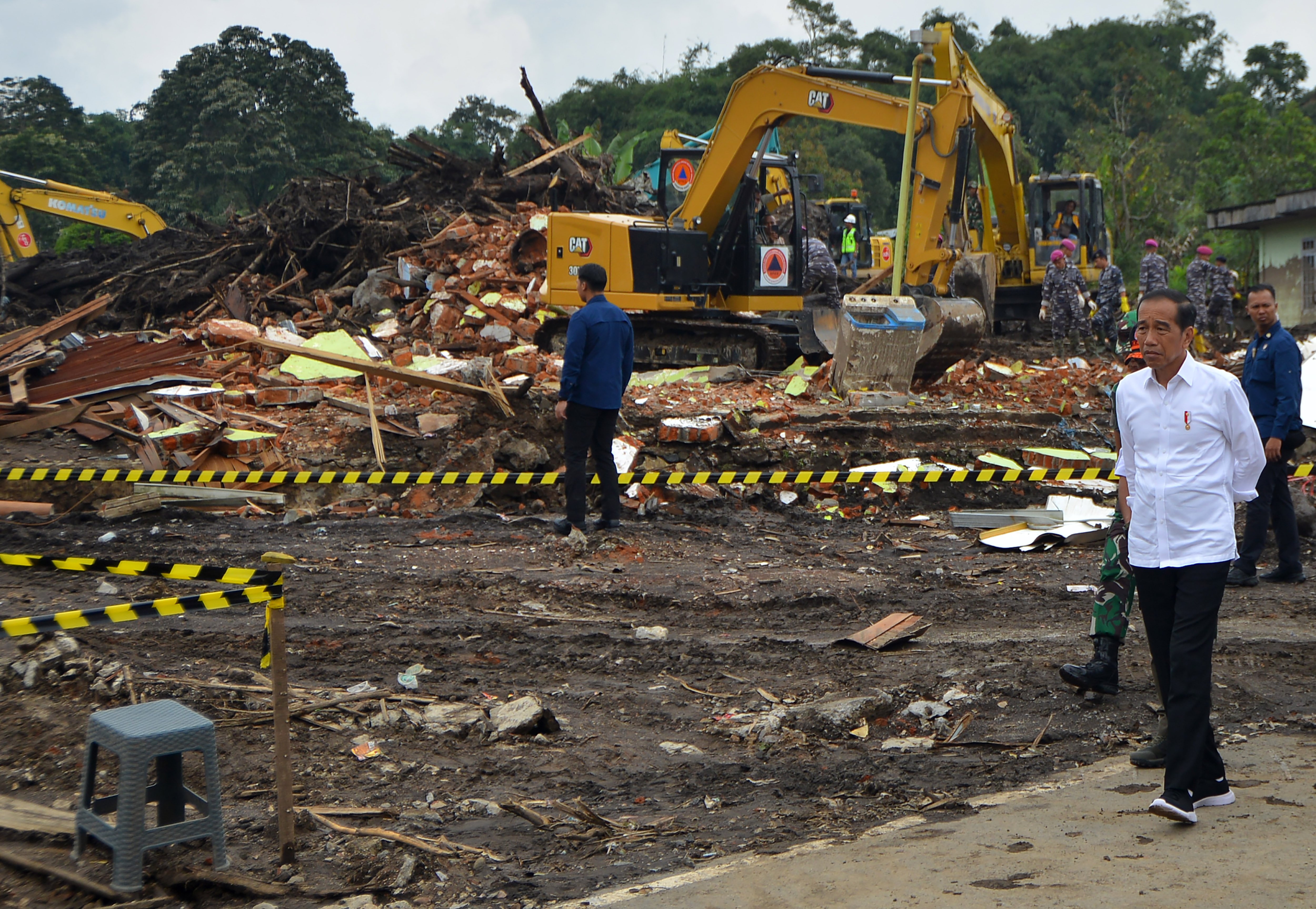 Presiden Joko Widodo meninjau lokasi bencana banjir bandang lahar dingin di Nagari Bukik Batabuah, Agam, Sumbar, Selasa (21/5/2024). 