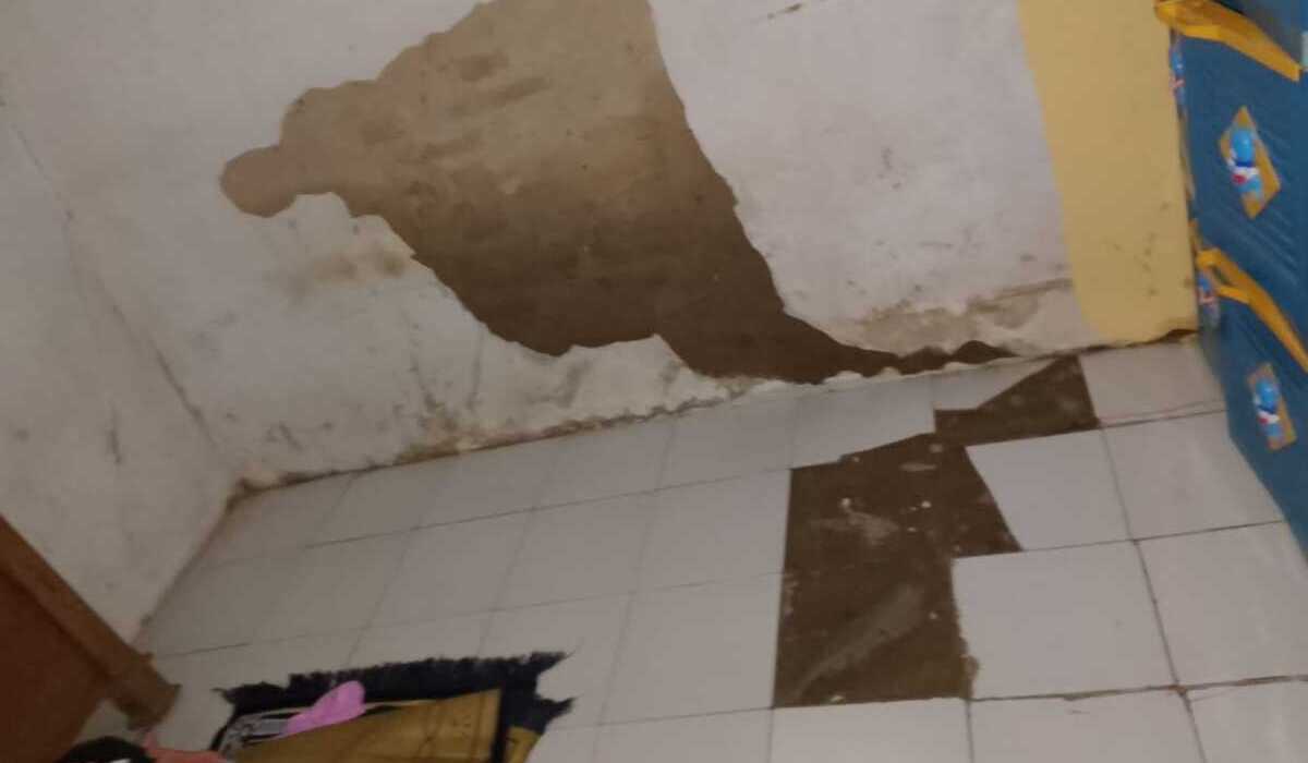 Salah satu rumah yang rusak akibat pergerakan tanah di Ciamis.