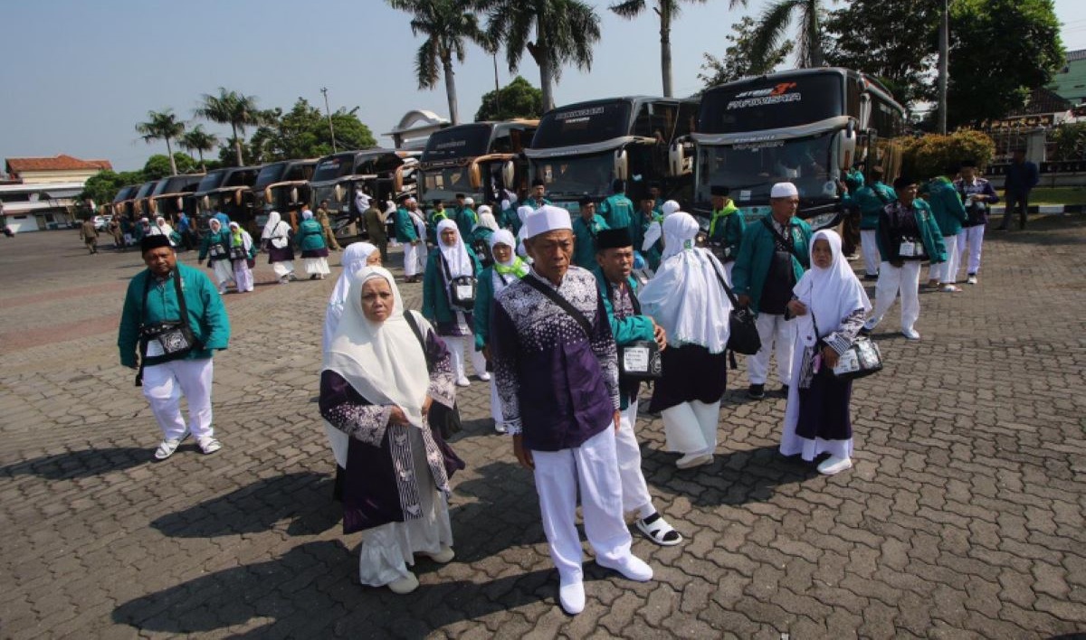 Rombongan jemaah kloter I dari Temanggung memasuki Embarkasi Haji Donohudan, Sabtu (10/5).