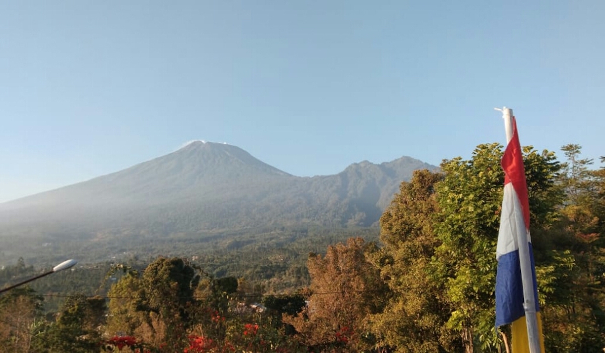 Aktivitas Gunung Slamet meningkat, warga diminta menjauh sekitar 2 kilometer