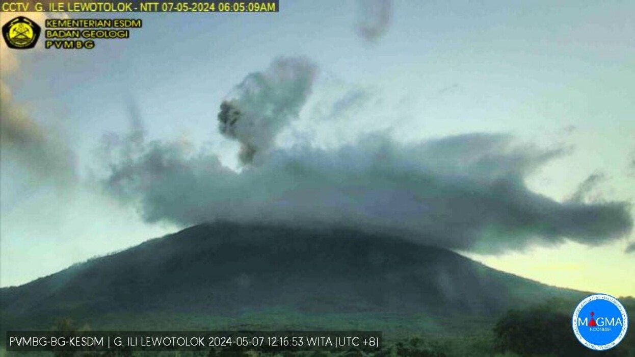 GUNUNG Lewotolok di Kecamatan Ile Ape, Kabupaten Lembata, Nusa Tenggara Timur (NTT) meletus pada Selasa (7/5).