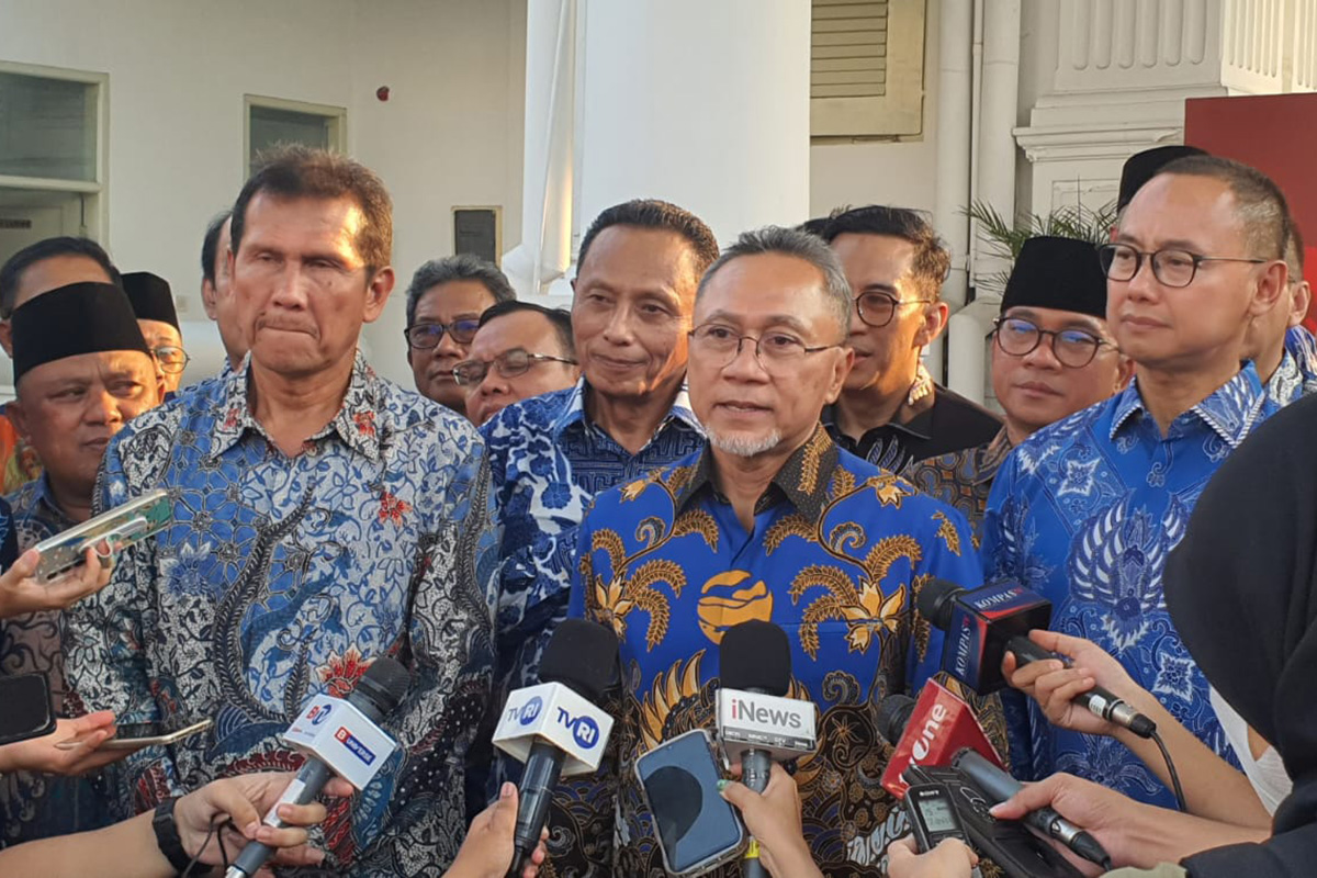 Ketua Umum Partai Amanat Nasional (PAN) Zulkifli Hasan (tengah).
