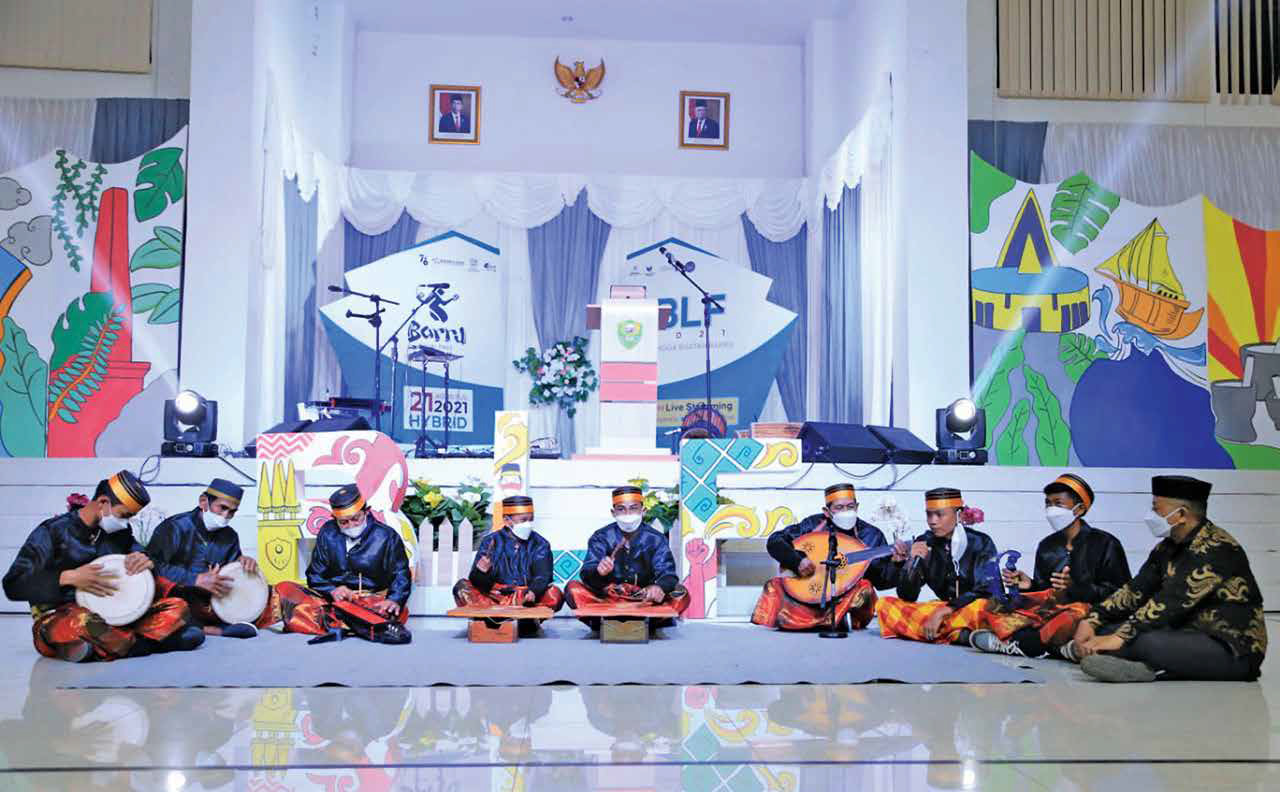 Pertunjukan kesenian genrang riwakkang di kegiatan Barru Local Fest 2022.