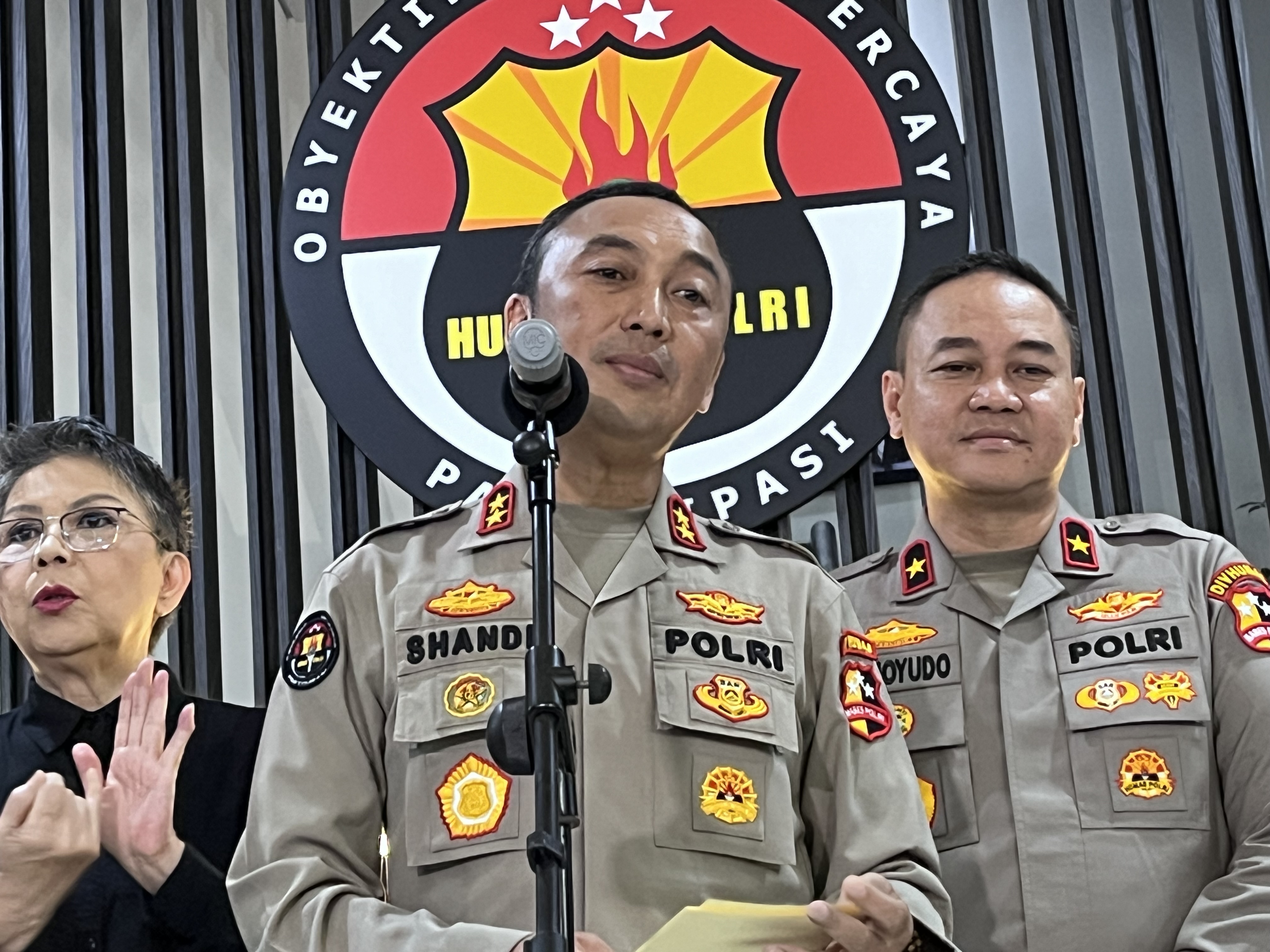 Kadiv Humas Polri Irjen Sandi Nugroho saat memberikan keterangan kasus penguntitan Jampidsus di Gedung Mabes Polri, Jakarta, Kamis (30/5).