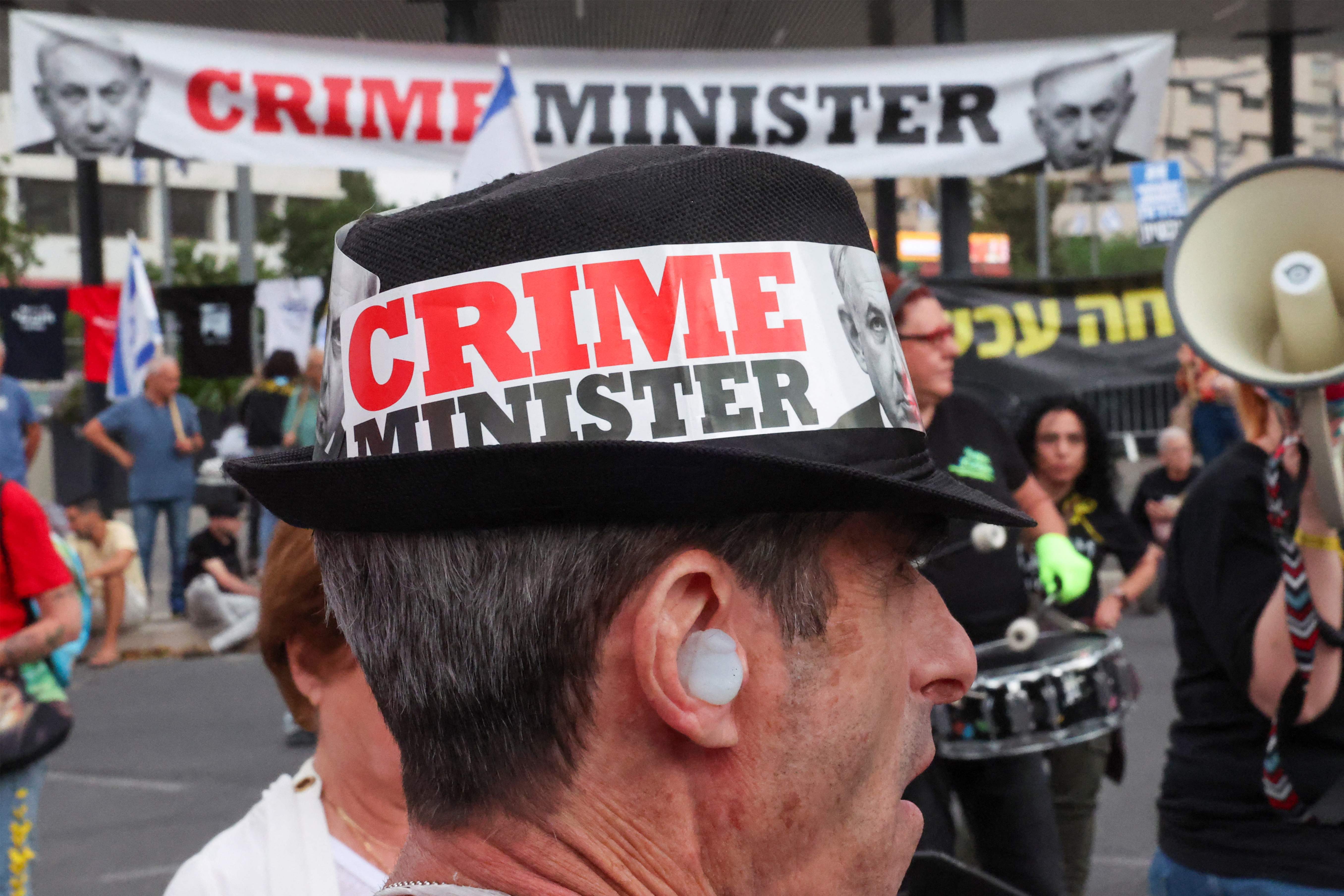 Seorang pengunjuk rasa di Israel mengenakan topi dengan slogan menentang Perdana Menteri Israel Benjamin Netanyahu