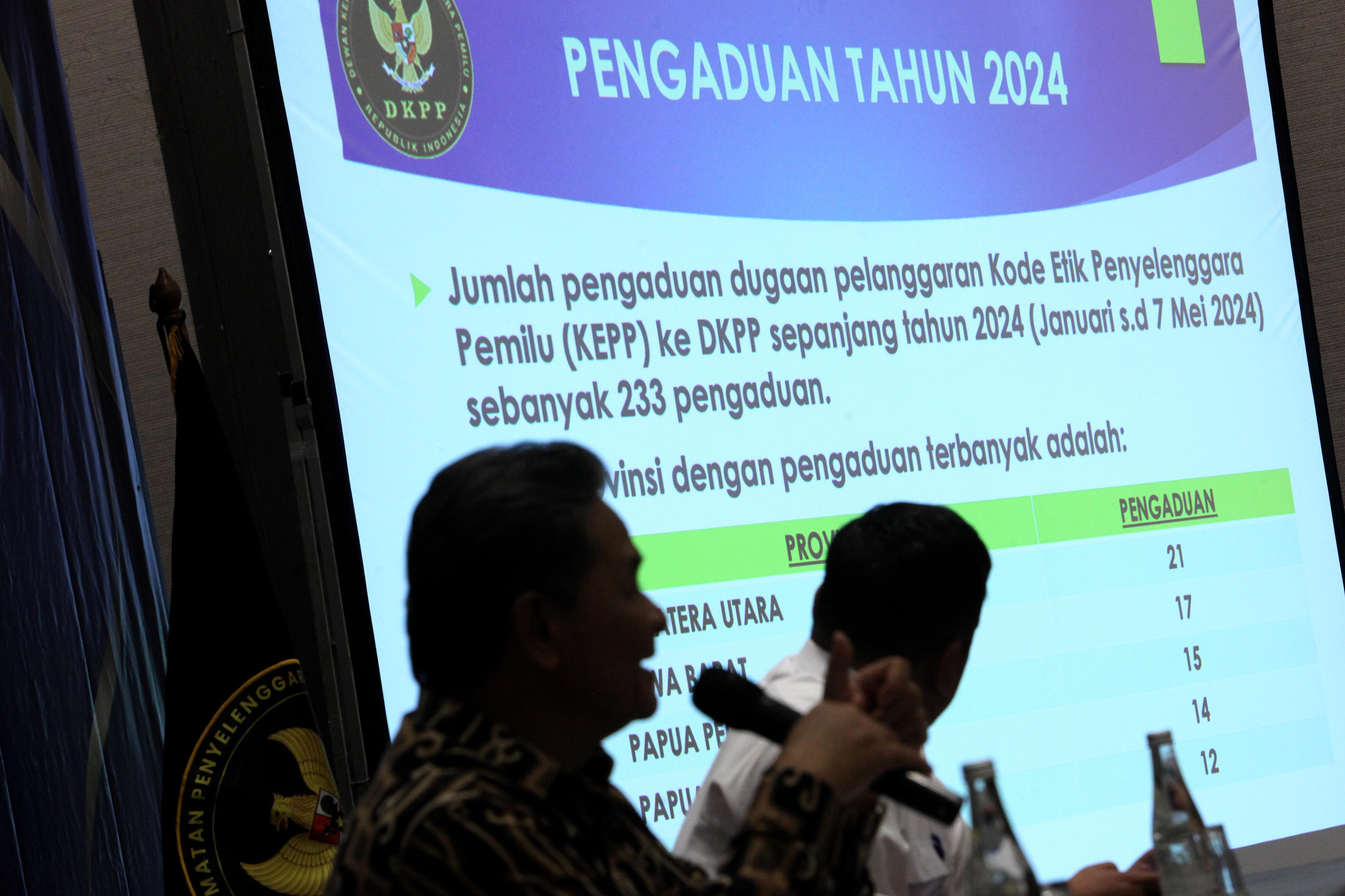 Ketua DKPP Heddy Lugito menyampaikan paparan dalam publikasi sidang dugaan pelanggaran kode etik penyelenggara pemilu di Jakarta. 