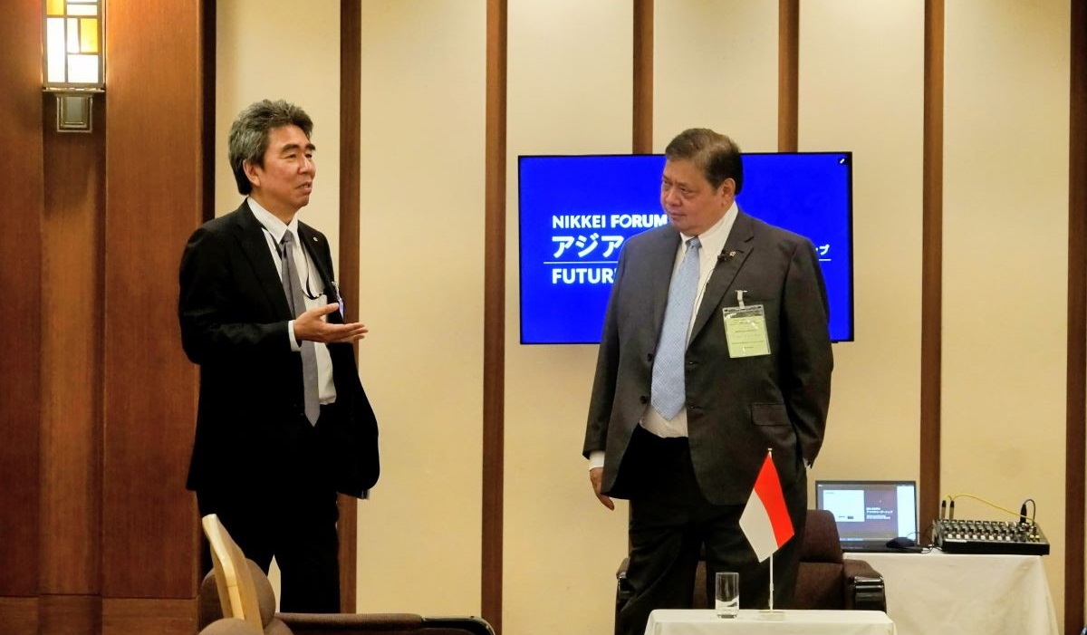 Menko Perekonomian Airlangga Hartarto dan pimpinan Nikkei Inc. Mr. Daisuke Arakawa di Main Building Imperial Hotel di Tokyo, Jepang.