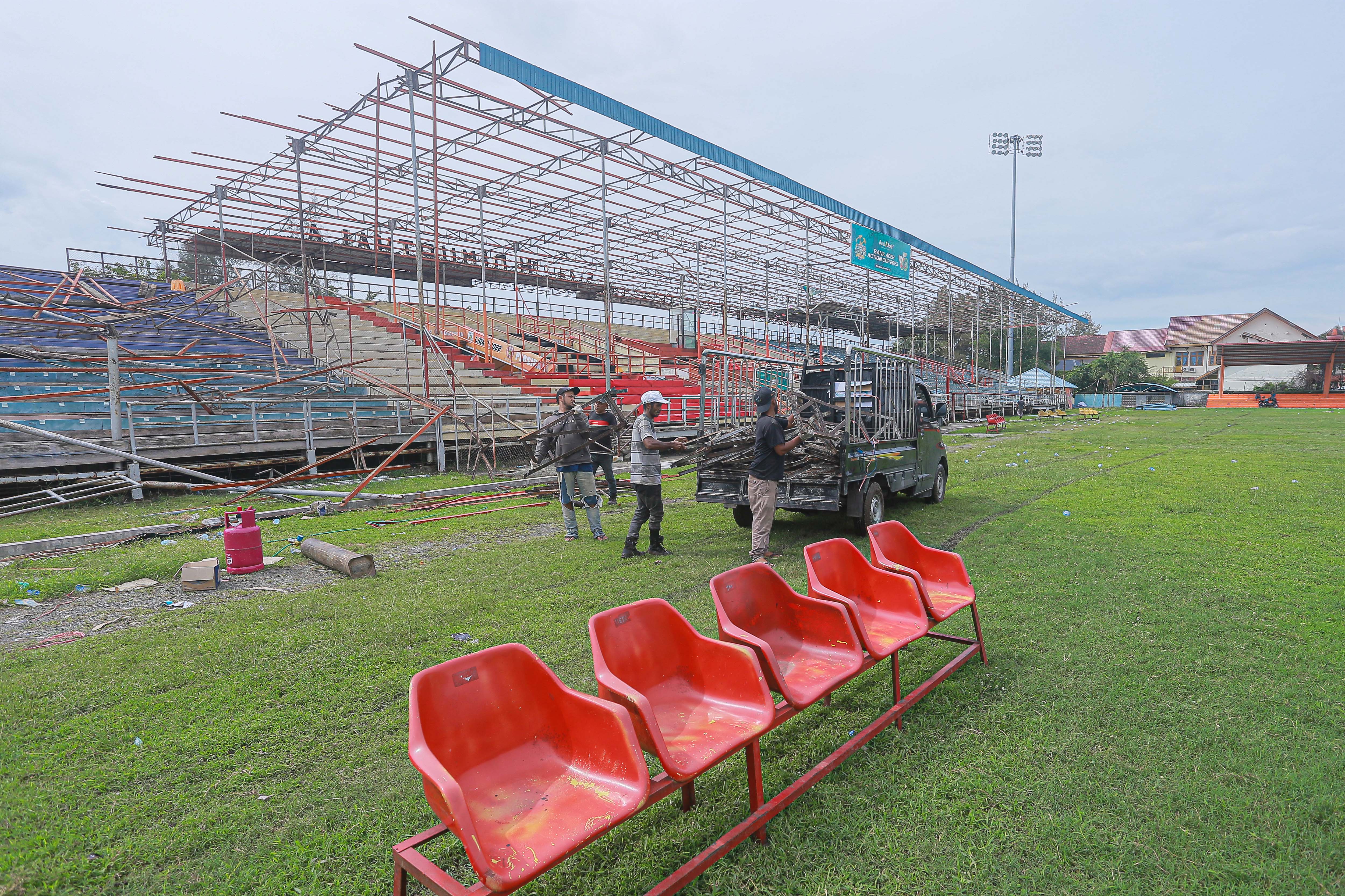 Pekerja membongkar bangunan Stadion H Dimurthala di Banda Aceh, Aceh