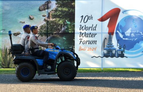 Polisi berpatroli di kawasan The Nusa Dua, Badung, Bali, lokasi penyelenggaraan World Water Forum ke-10.