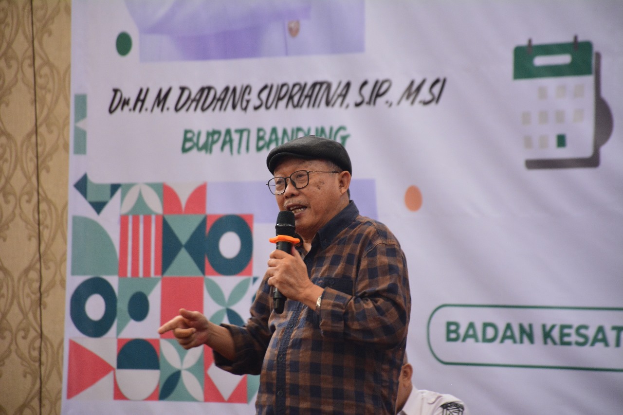 Pakar pemerintahan dari Universitas Nurtanio, Djamu Kertabudi, berbicara pada acara Pembinaan Ormas 2004 di Kabupaten Bandung. 