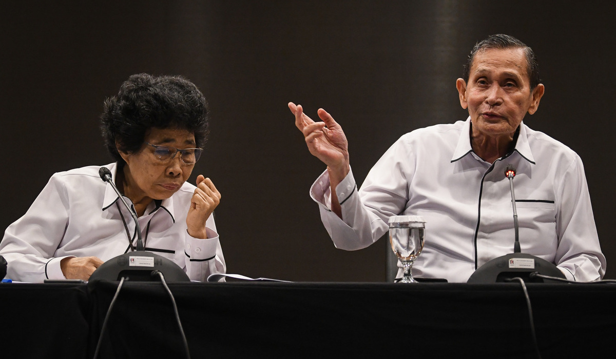 Ketua Dewan Pengawas (Dewas) KPK Tumpak Hatorangan Panggabean (kanan) didampingi anggota Dewas KPK Albertina Ho (kiri).