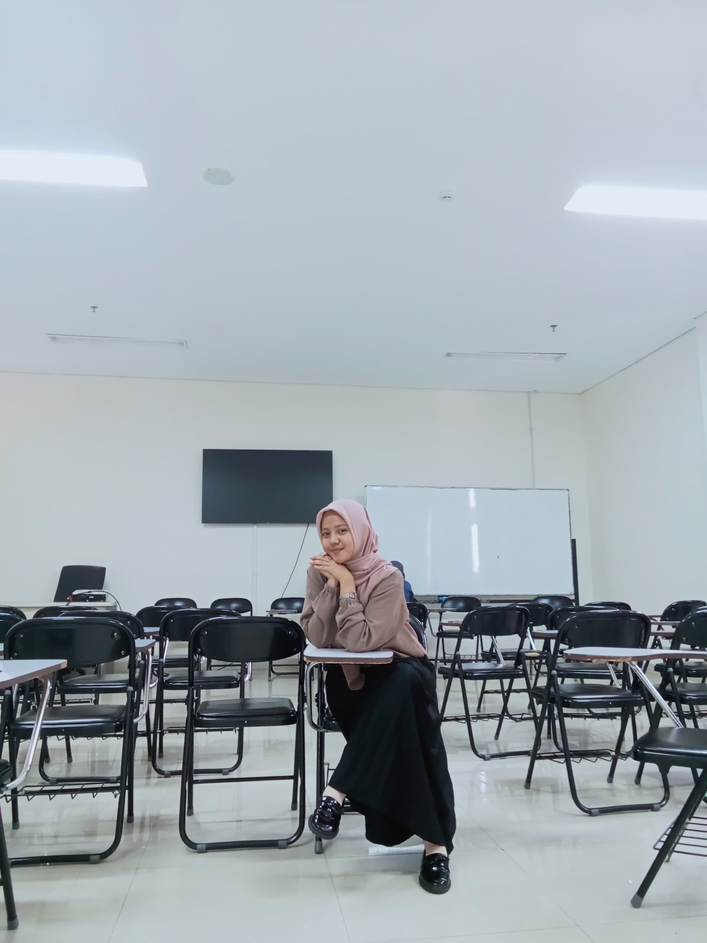 Suci Rizki, penerima beasiswa Program Besti dari Bupati Bandung Dadang Supriatna